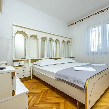 In 54401 Апартаменты